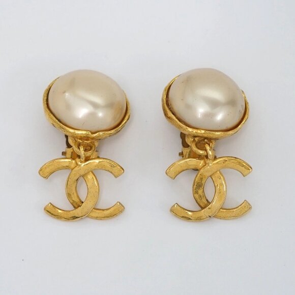 CHANEL CC Logos Pearl Dangle Drop Clip-On Earrings Gold Tone 29 Auth w/Box #6182 - Picture 1 of 6